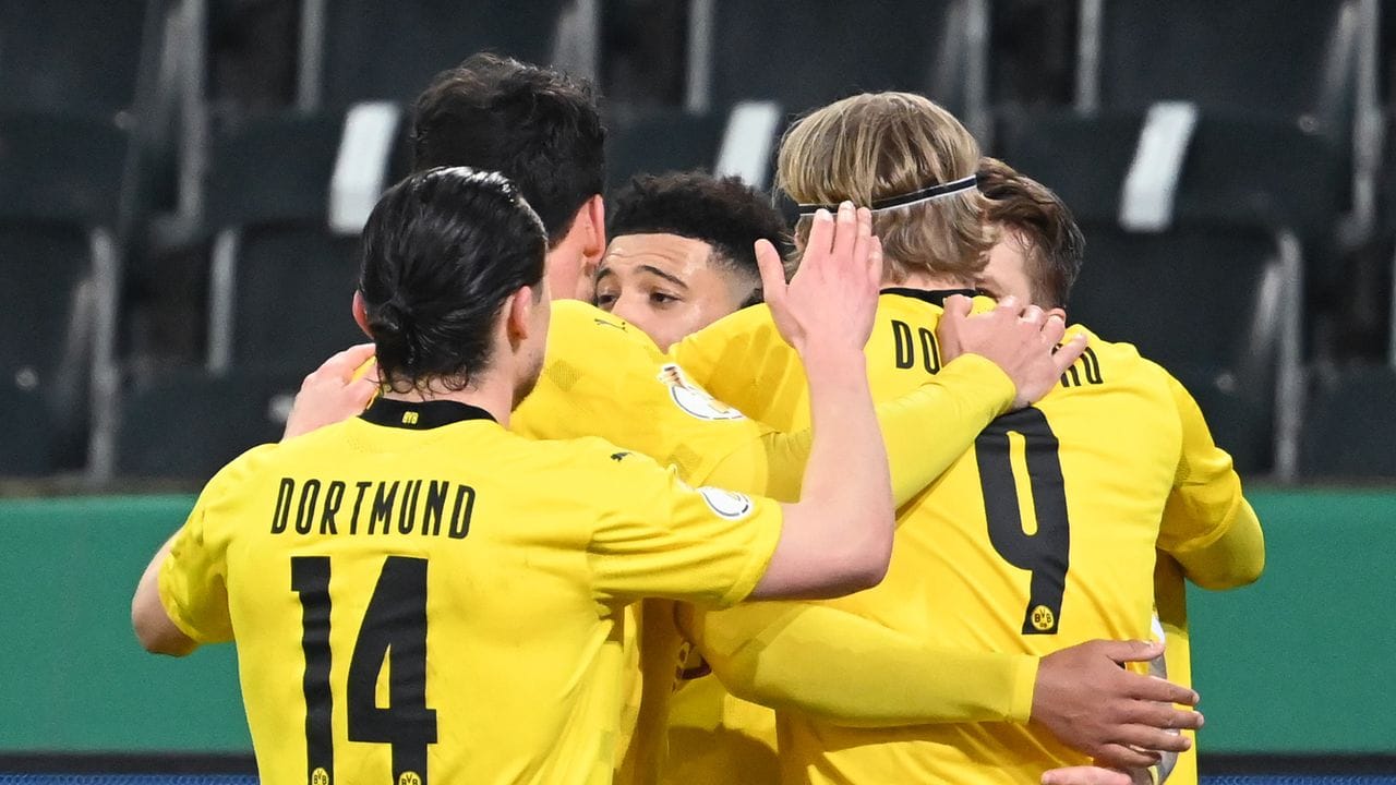 Die Spieler von Borussia Dortmund feiern das Tor von Jadon Sancho (M) gegen Gladbach.