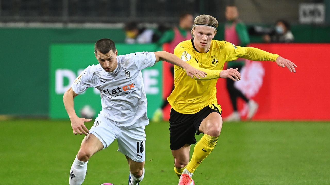 Mönchengladbachs Stefan Lainer (l) und Erling Haaland vom BVB kämpfen um den Ball.