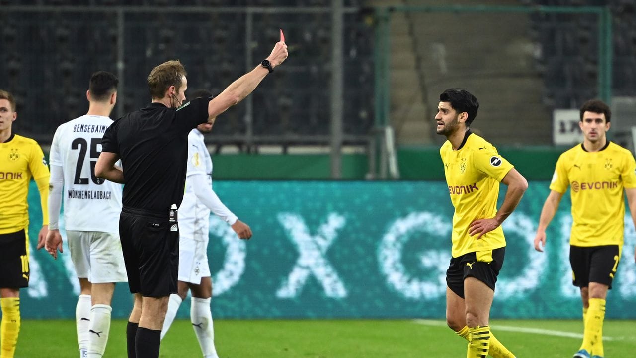 Schiedsrichter Sascha Stegemann zeigt Dortmunds Mahmoud Dahoud die Gelb-Rote Karte.