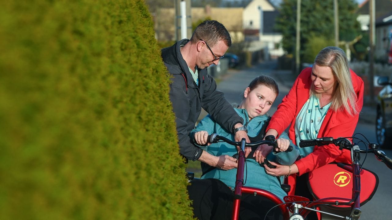 Vater David und Mutter Madeleine schnallen Vanessa auf dem Therapietandem an - dann drehen sie eine Runde durchs Dorf. Vater David und Mutter Madeleine schnallen Vanessa auf dem Therapietandem an - dann drehen sie eine Runde durchs Dorf.