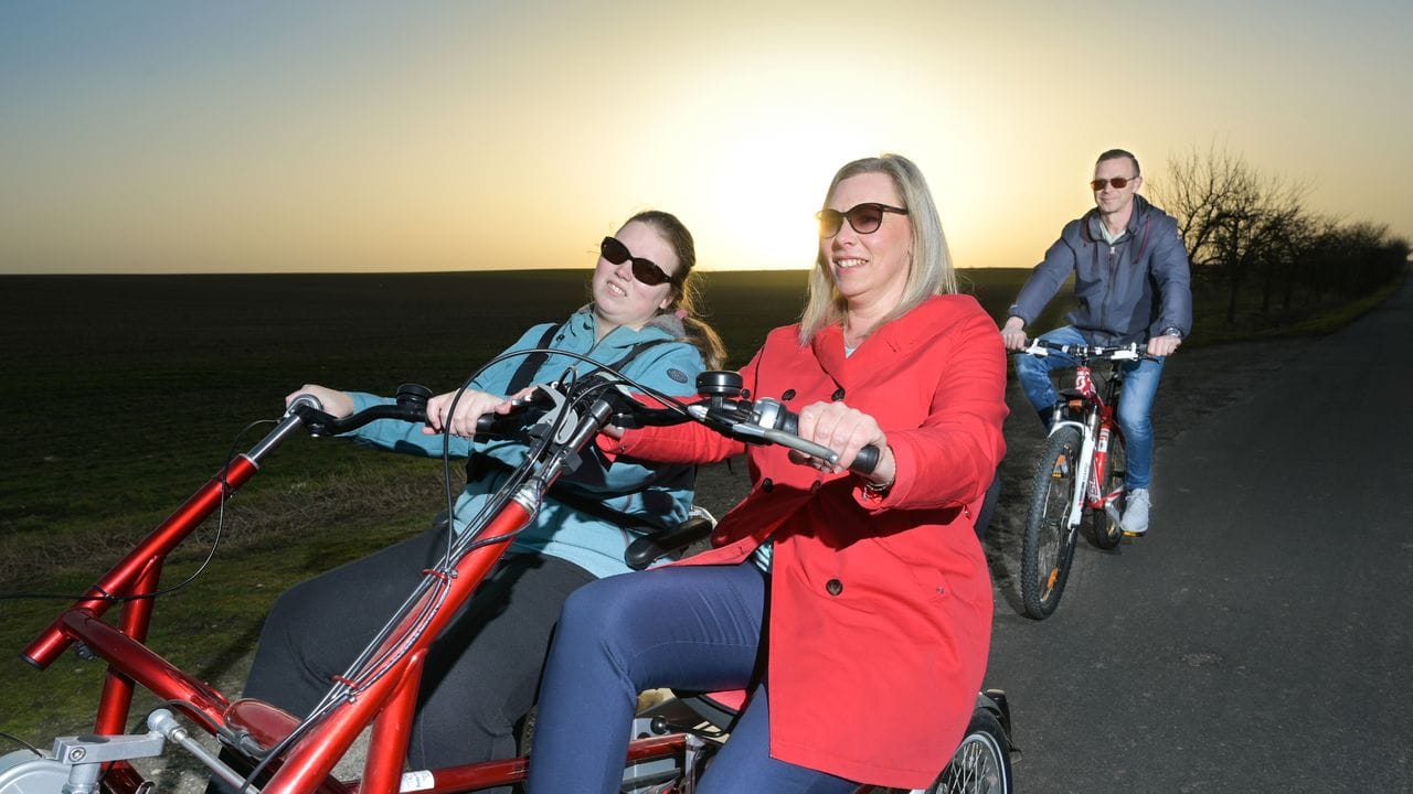 Die Familie ist bei schönem Wetter oft mit dem Therapietandem und dem Rad unterwegs.