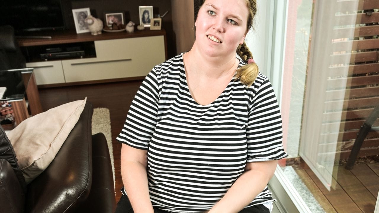 Es macht Vanessa große Freude, wenn sie auf ihrer Djembe-Trommel spielen kann.