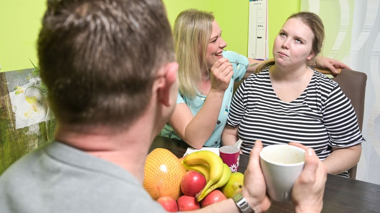 Vanessa braucht beim Essen Unterstützung - sie hat die unheilbare Erkrankung Kinderdemenz NCL.