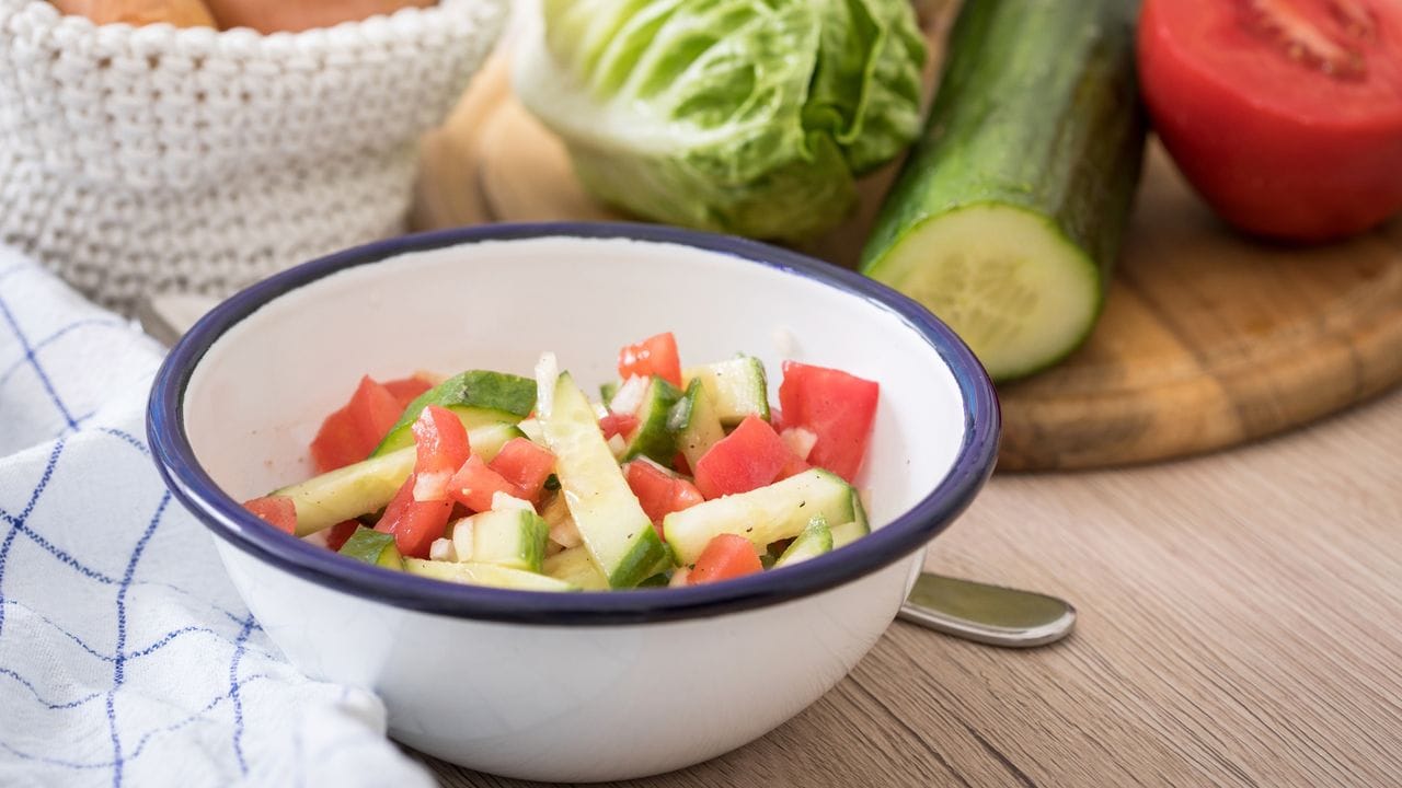 Rohkost-Salat darf prinzipiell auch abends gegessen werden - ist er säuerlich angemacht, kann das aber zu Aufstoßen führen. Rohkost-Salat darf prinzipiell auch abends gegessen werden - ist er säuerlich angemacht, kann das aber zu Aufstoßen führen.