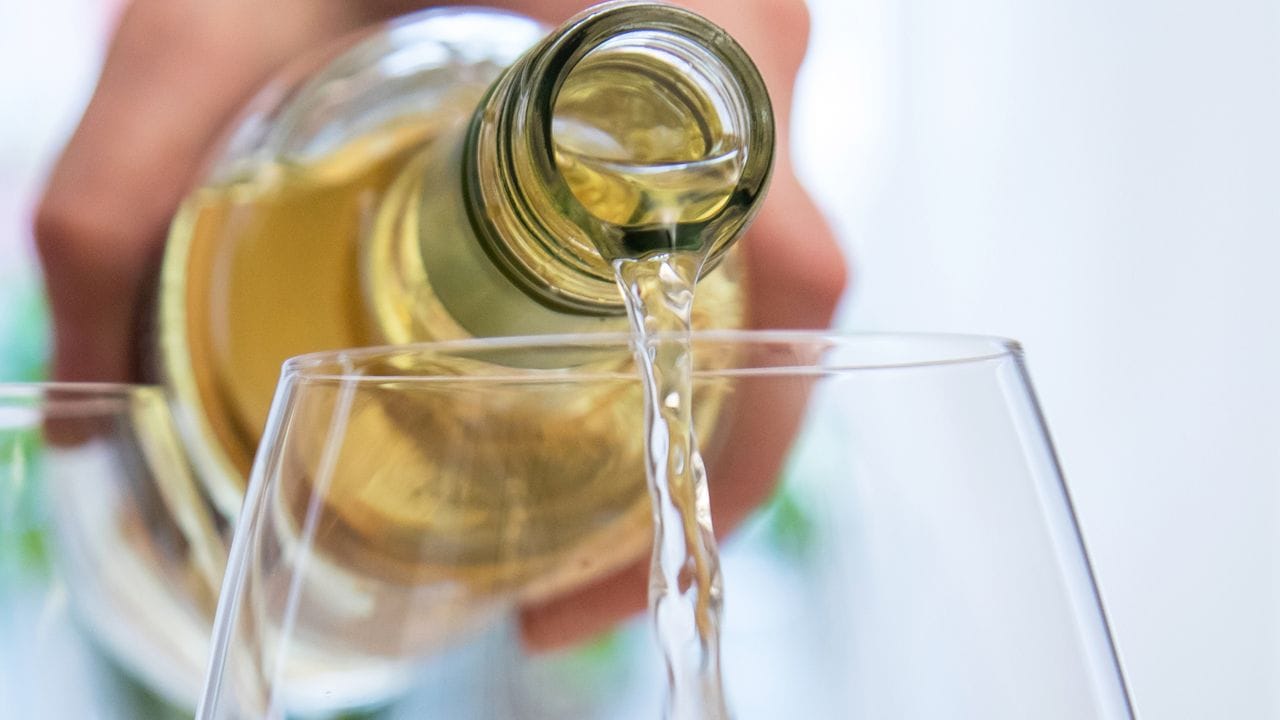 Alkohol regt die Verdauung nicht an - er verzögert sie. Alkohol regt die Verdauung nicht an - er verzögert sie.
