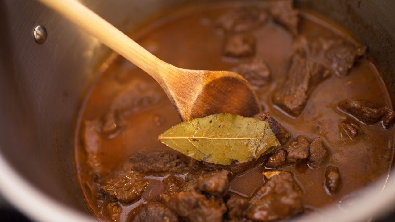 Gulasch ist ein deftiges Essen und wird vergleichsweise langsam verdaut. Gulasch ist ein deftiges Essen und wird vergleichsweise langsam verdaut.