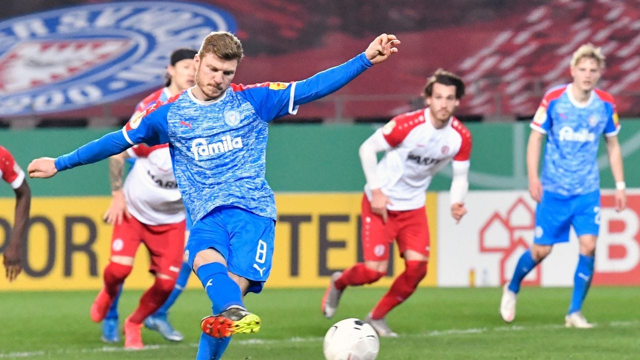 Kiels Alexander Mühling erzielt das 1:0 gegen RWE per Elfmeter.
