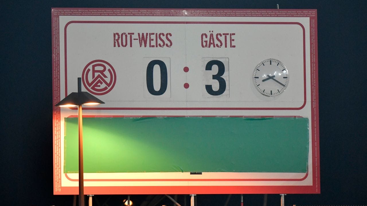 Der Endstand ist auf einer Anzeigentafel im Essener Stadion zu sehen.