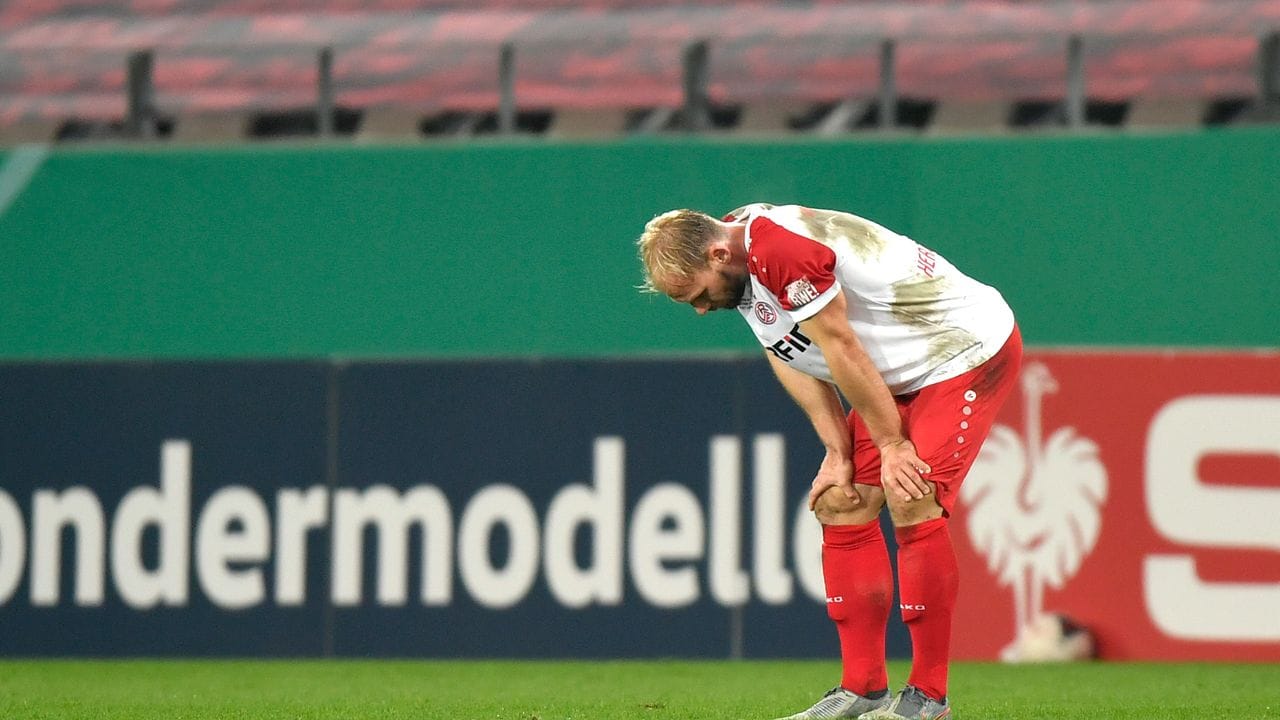 Essens Felix Herzenbruch steht nach der Niederlage gegen Holstein Kiel enttäuscht auf dem Rasen.