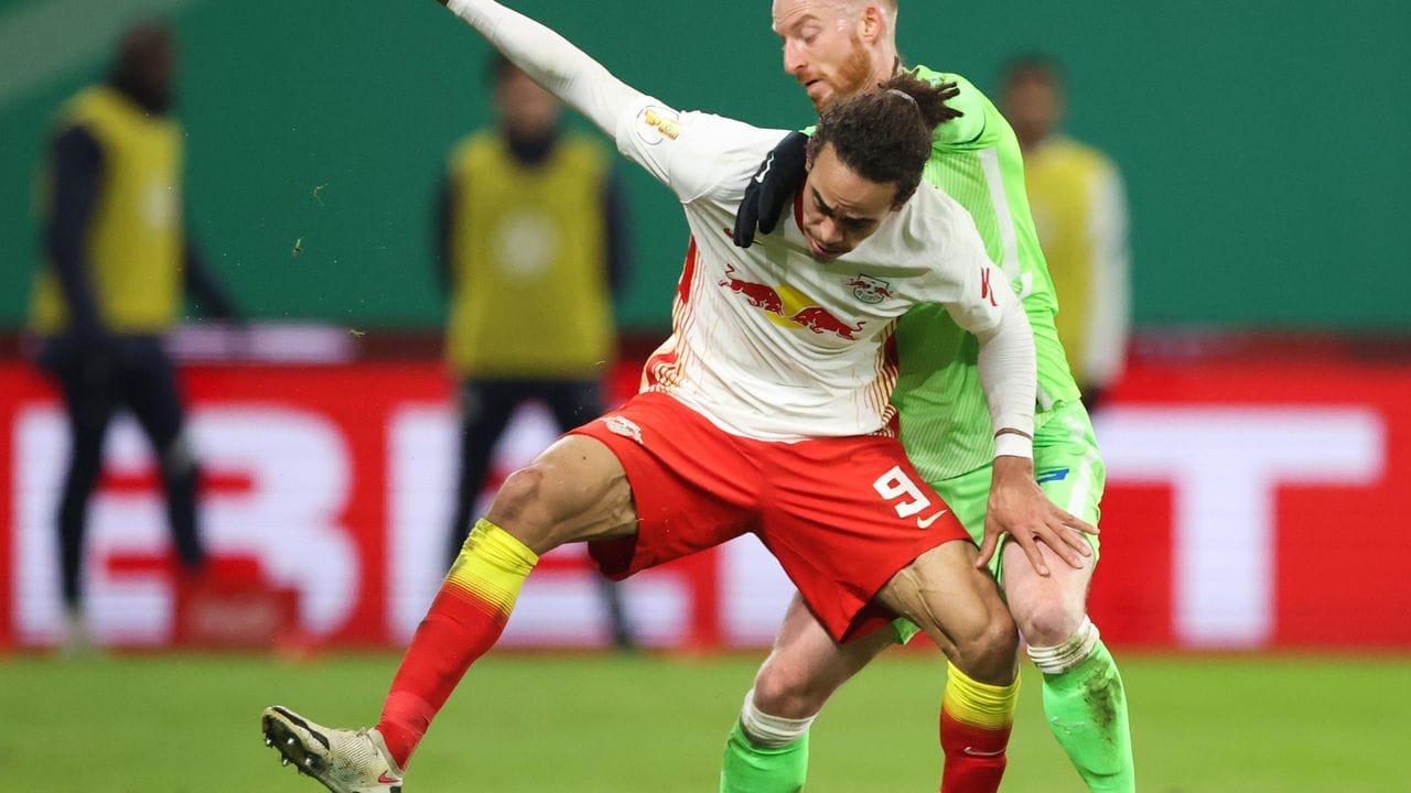 Leipzigs Yussuf Poulsen und Wolfsburgs Maximilian Arnold (l) kämpfen um den Ball.