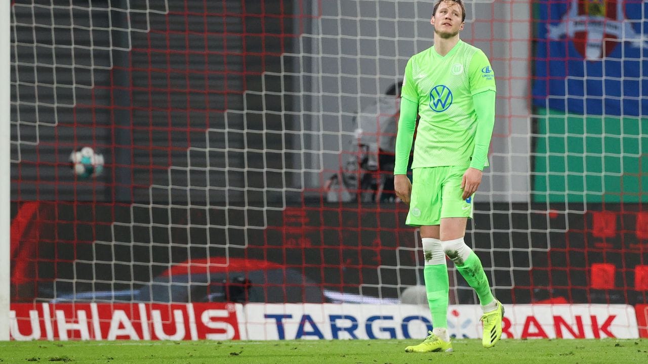 Wolfsburgs Wout Weghorst hadert mit dem verschossenen Elfmeter.