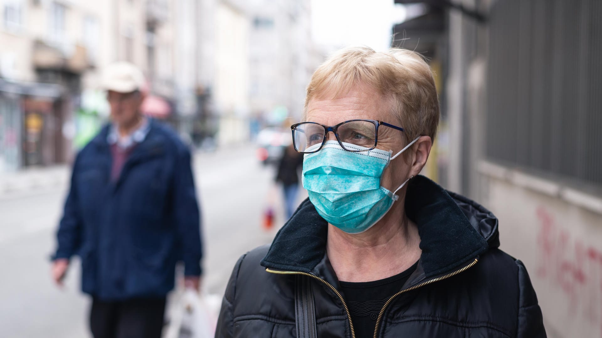 In der Bahn, im Restaurant und auch zu Hause – wo sich Menschen auf engem Raum befinden, kann sich das Coronavirus leicht ausbreiten. Unsere Fotoshow zeigt, welche Situationen besonders riskant sind.