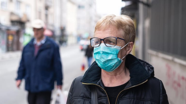 In der Bahn, im Restaurant und auch zu Hause – wo sich Menschen auf engem Raum befinden, kann sich das Coronavirus leicht ausbreiten. Unsere Fotoshow zeigt, welche Situationen besonders riskant sind.