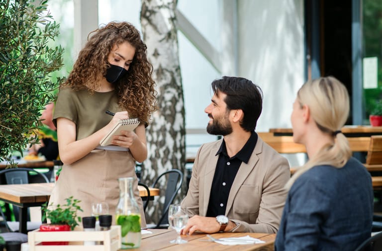 Restaurant: Das Ansteckungsrisiko ist in Restaurants erhöht, weil sich dort mehrere Menschen gleichzeitig in Innenräumen aufhalten und beim Verzehr von Speisen und Getränken keine Maske tragen. Es ist daher umso wichtiger, dass die Räume gut durchlüftet werden und die Abstandsregeln eingehalten werden, damit sich das Virus nicht verbreiten kann.
