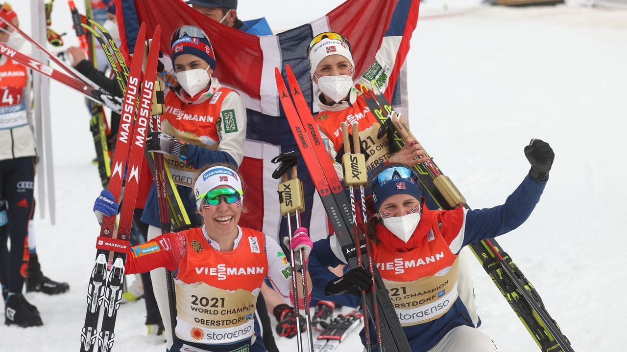 Die norwegische Langlauf-Staffel holte den Weltmeistertitel.