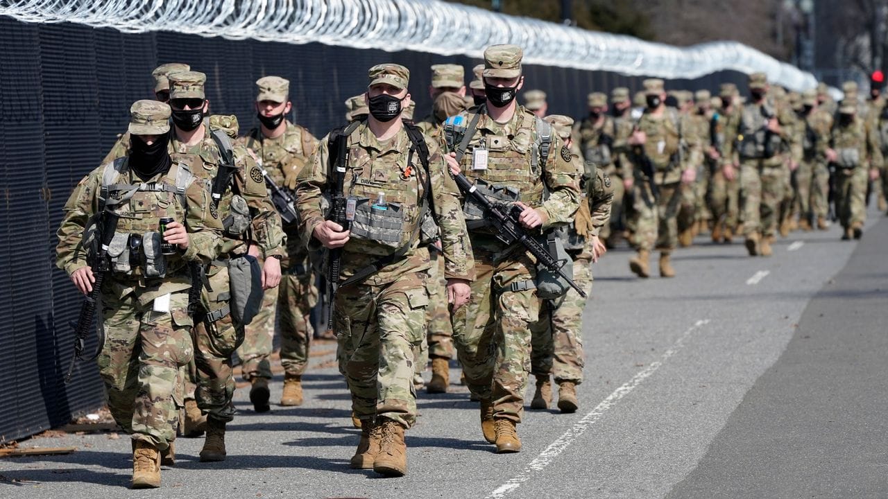 Soldaten der Nationalgarde patrouillieren entlang eines Sicherheitszauns vor dem US-Kapitol in Washington.