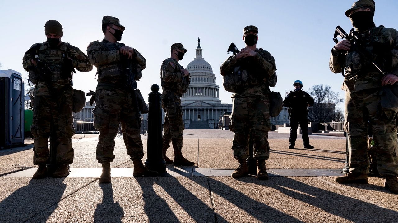 US-Sicherheitskräfte haben nach Hinweisen auf einen möglichen erneuten Angriff auf das US-Kapitol die Sicherheitsvorkehrungen am Sitz des Kongresses verschärft.