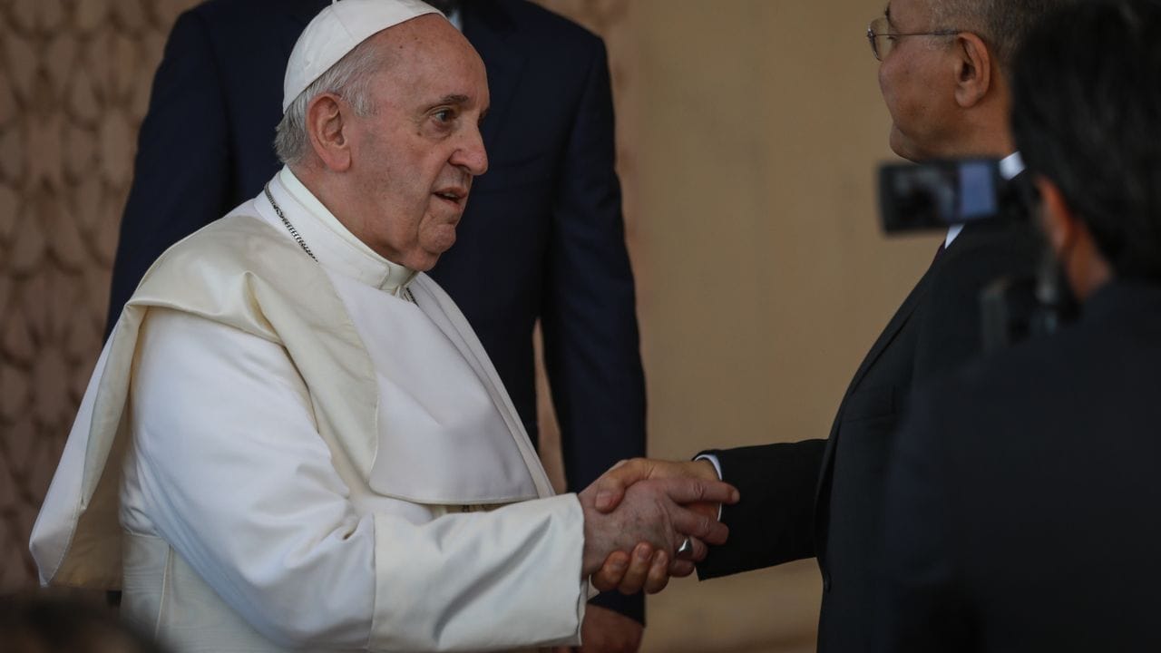 Der irakische Staatschef Barham Salih (r) empfängt Papst Franziskus im Präsidentenpalast.