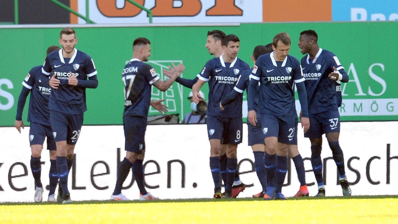 Die Bochumer Spieler jubeln über das Tor zur 2:1-Führung in Fürth.