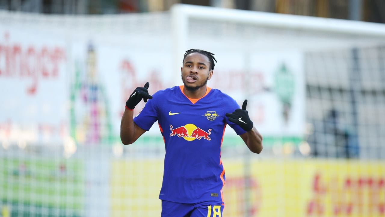 Leipzigs Mittelfeldspieler Christopher Nkunku jubelt nach seinem Tor zur 0:1-Auswärtsführung. Leipzigs Mittelfeldspieler Christopher Nkunku jubelt nach seinem Tor zur 0:1-Auswärtsführung.