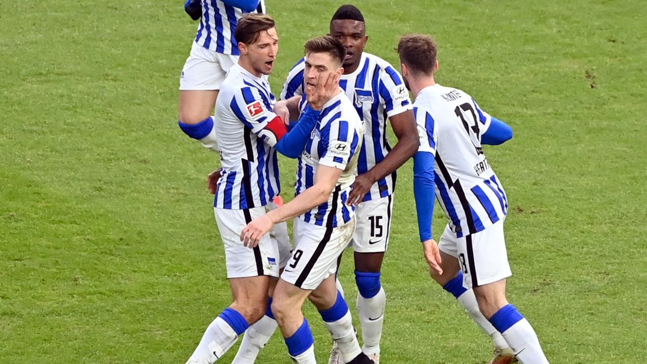 Herthas Stürmer Krzysztof Piatek (M, l) jubelt mit den Berliner Mannschaftskameraden über seinen Treffer zum zwischenzeitlichen 1:1. Herthas Stürmer Krzysztof Piatek (M, l) jubelt mit den Berliner Mannschaftskameraden über seinen Treffer zum zwischenzeitlichen 1:1.
