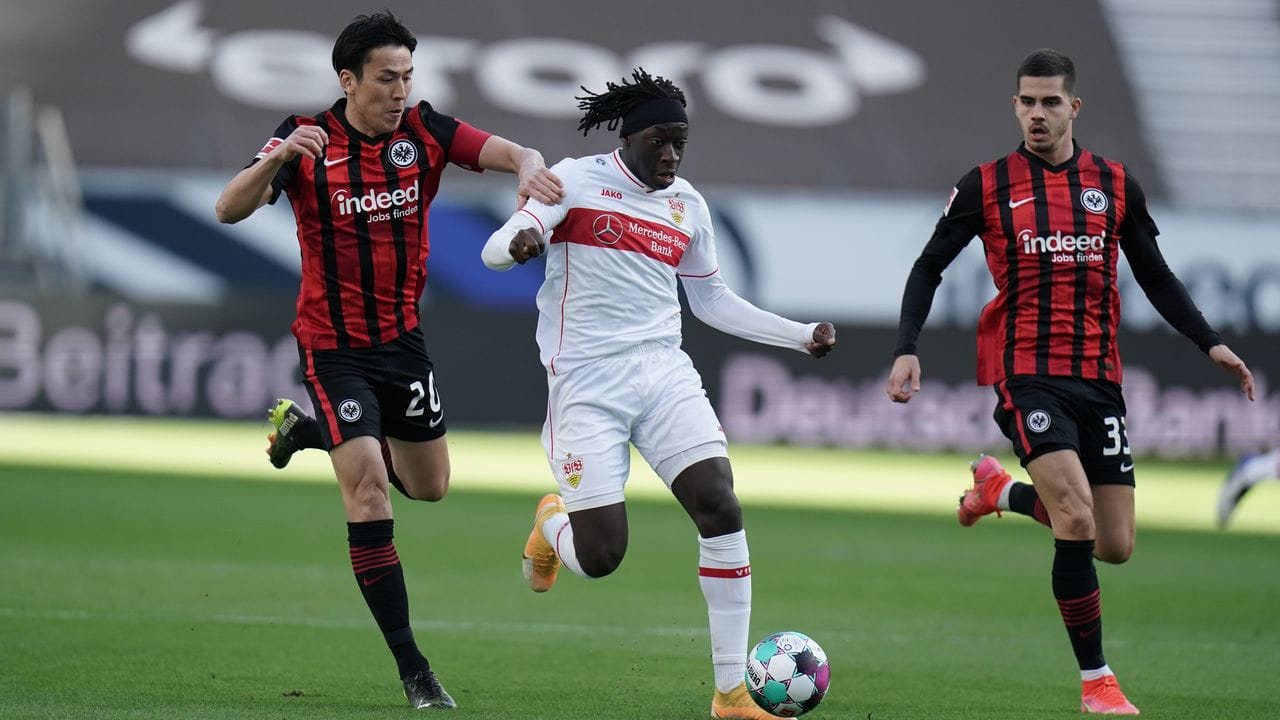 Stuttgarts Mittelfeldspieler Tanguy Coulibaly (M) versucht sich im Dribbling gegen zwei Frankfurter Gegenspieler durchzusetzen. Stuttgarts Mittelfeldspieler Tanguy Coulibaly (M) versucht sich im Dribbling gegen zwei Frankfurter Gegenspieler durchzusetzen.