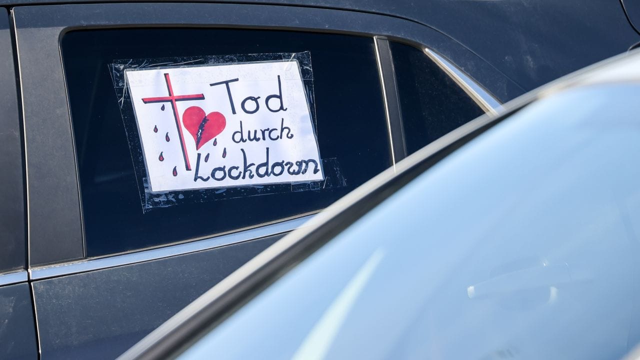 "Tod durch Lockdown" steht auf einem Zettel an der Scheibe eines Autos in Leipzig. "Tod durch Lockdown" steht auf einem Zettel an der Scheibe eines Autos in Leipzig.
