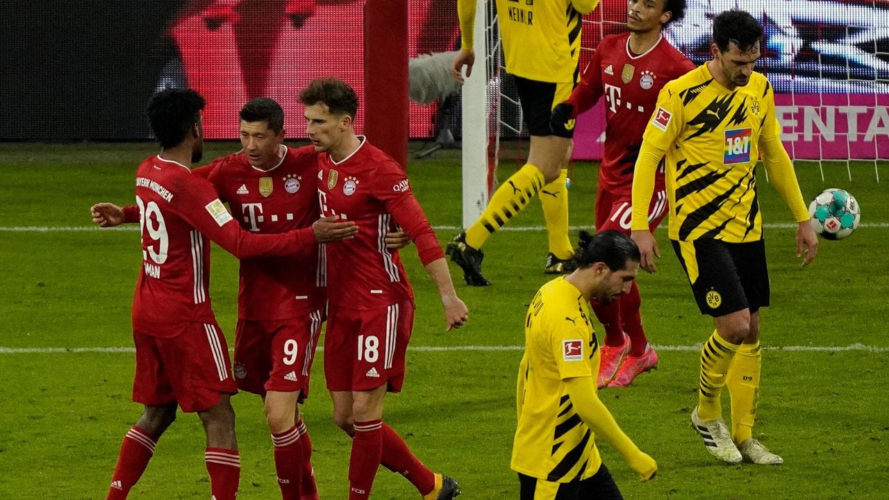 Bayern-Stürmer Robert Lewandowski (M) jubelt mit den Mannschaftskameraden Kingsley Coman (l) und Leon Goretzka über seinen Treffer zum zwischenzeitlichen 2:2.