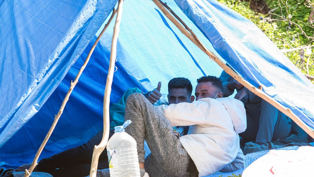 Migranten in einem Zelt im Lager Las Raices in La Laguna auf Teneriffa.