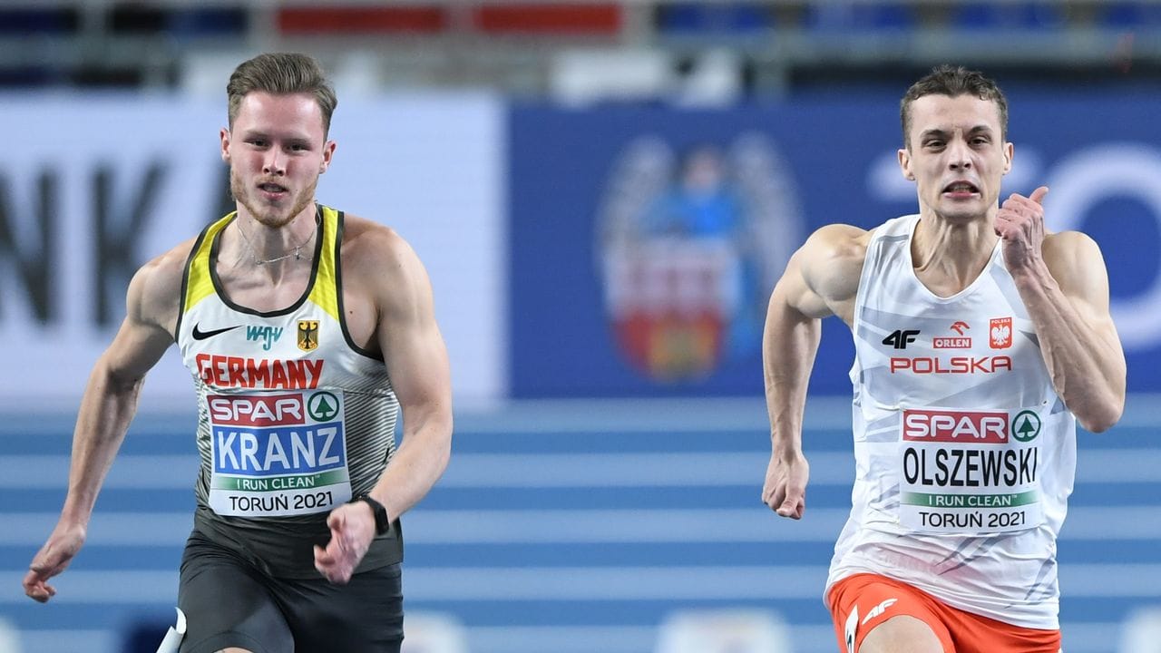 Kevin Kranz (l) hat bei der Hallen-Leichtathletik-Europameisterschaft über 60 Meter die Silbermedaille gewonnen.