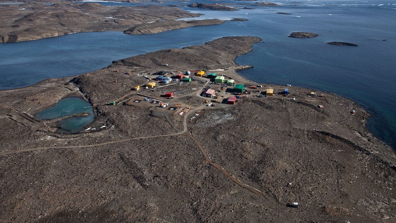 Blick auf die australische Forschungsstation Davis. Blick auf die australische Forschungsstation Davis.