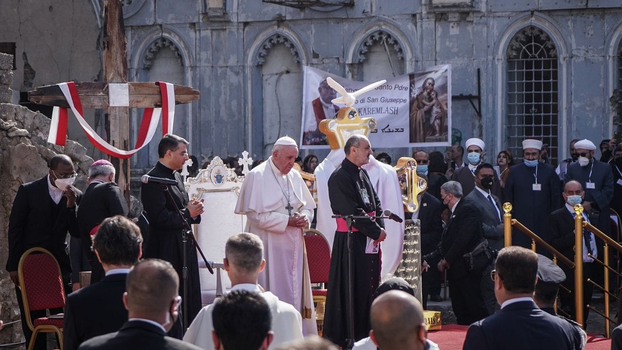 Papst Franziskus während eines Gebets für die Opfer des Krieges.