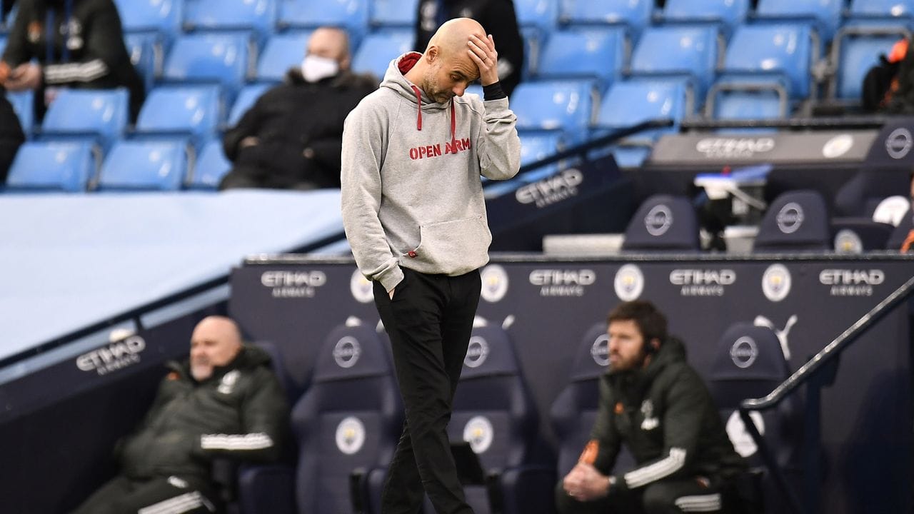 Pep Guardiola, Trainer von Manchester City, reagiert während des Spiels an der Seitenlinie auf den Rückstand.