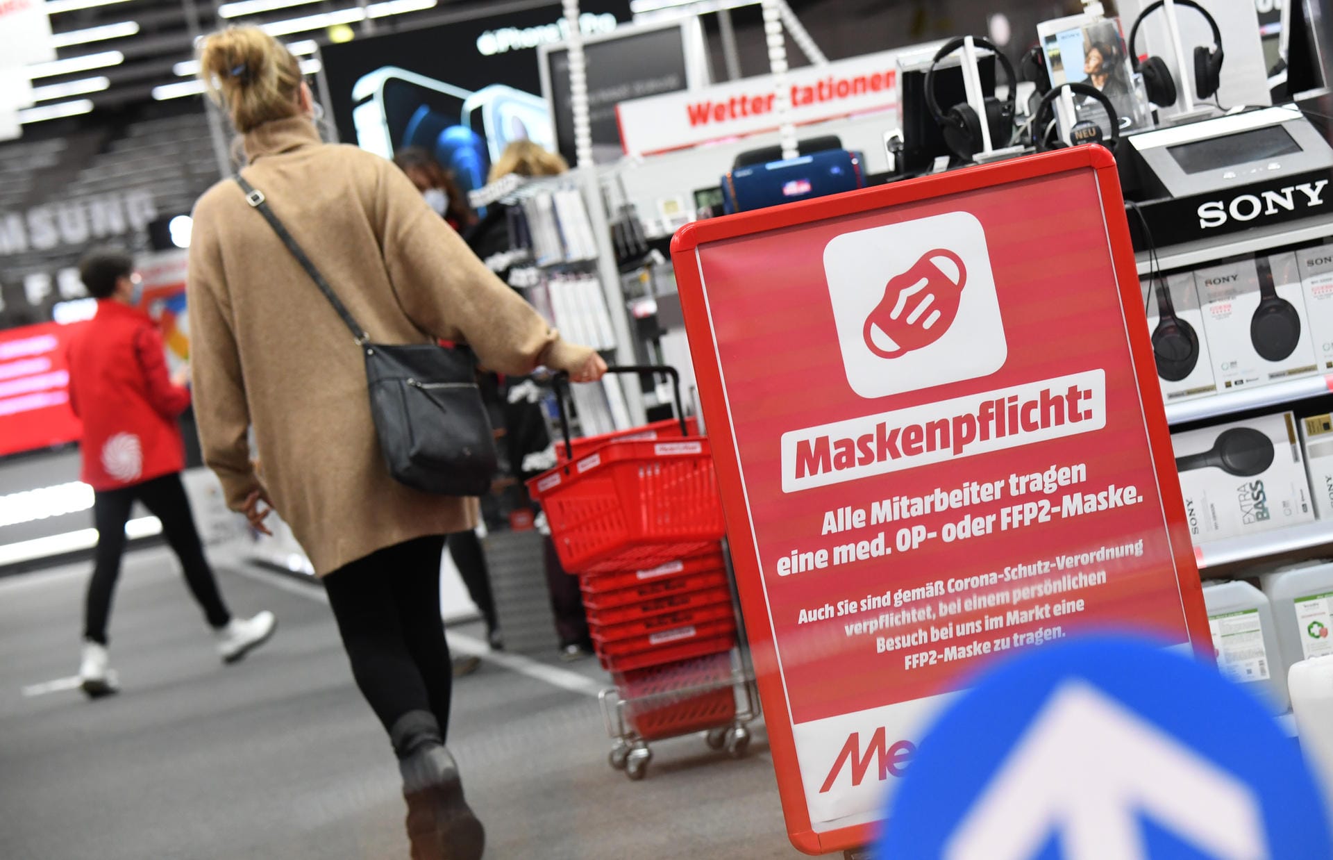Eine Kundin in einem Mediamarkt in Stralsund: Wie in Mecklenburg-Vorpommern öffneten am Montag in den meisten Bundesländern wieder die ersten Geschäfte und Einrichtungen.