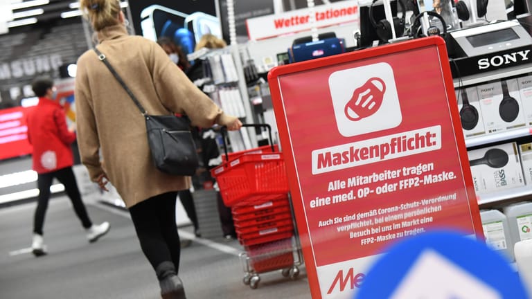 Eine Kundin in einem Mediamarkt in Stralsund: Wie in Mecklenburg-Vorpommern öffneten am Montag in den meisten Bundesländern wieder die ersten Geschäfte und Einrichtungen.