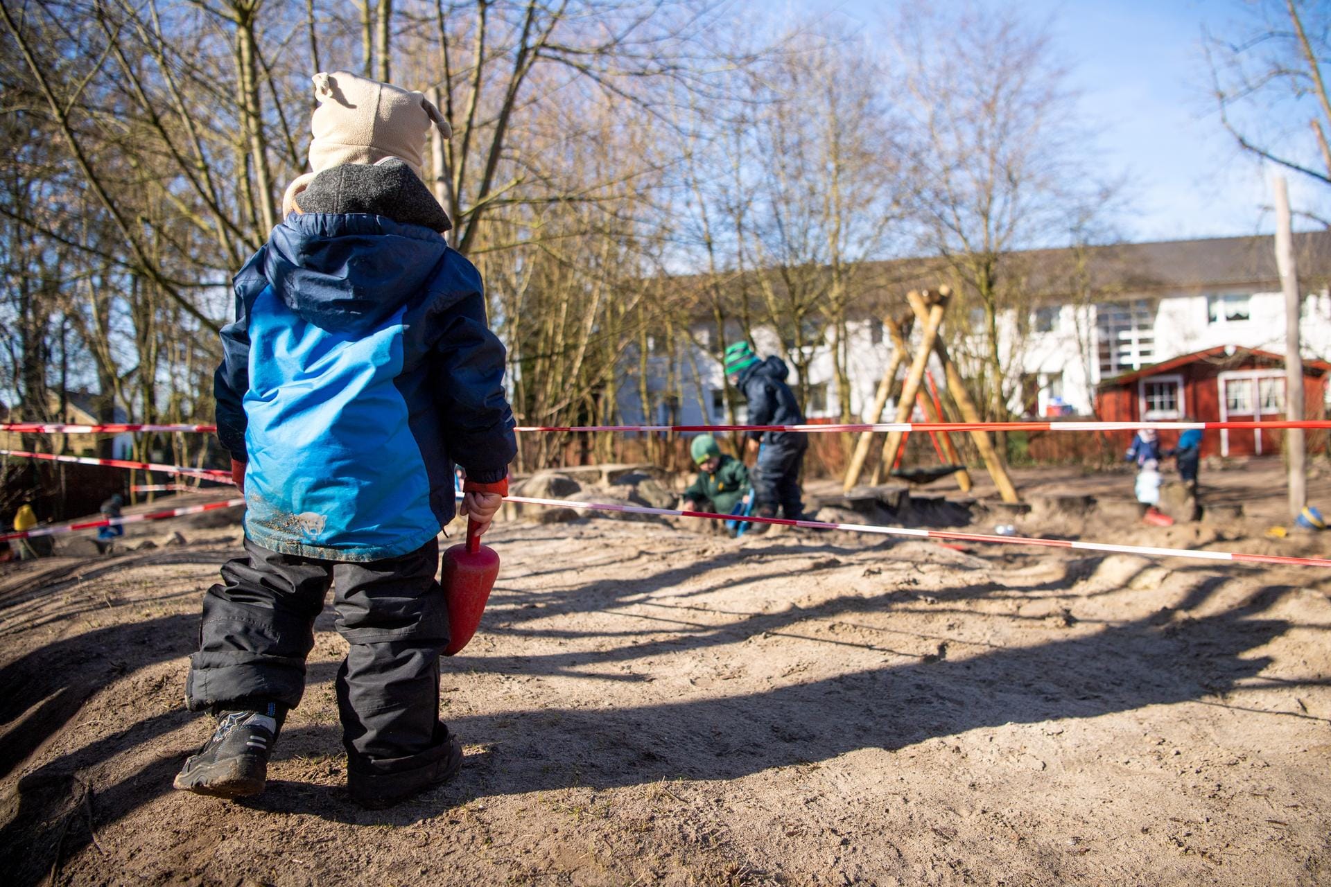 Der Spielplatz der Kita in Delmenhorst ist mit Absperrband in Bereiche aufgeteilt, um die Kinder aus unterschiedlichen Gruppen zu trennen.