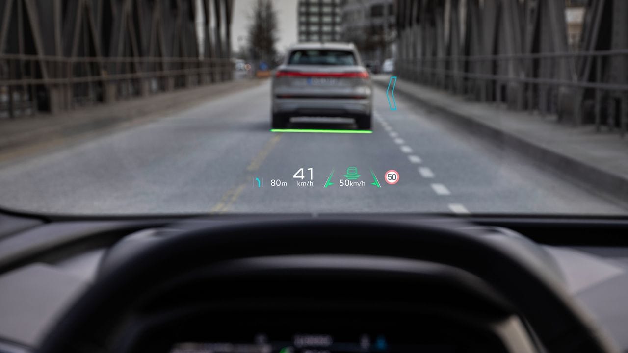 Erweiterte Realität im Audi Q4 E-Tron: Per Frontscheiben-Projektion (Head-up-Display) erhält man Informationen zur unmittelbaren Umgebung direkt am betreffenden Objekt.