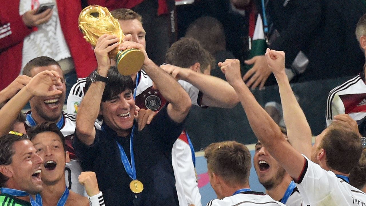 Nach mehreren Halbfinal- und Finalteilnahmen gelang Löw mit dem WM-Titelgewinn 2014 der ganz große Erfolg. Nach mehreren Halbfinal- und Finalteilnahmen gelang Löw mit dem WM-Titelgewinn 2014 der ganz große Erfolg.