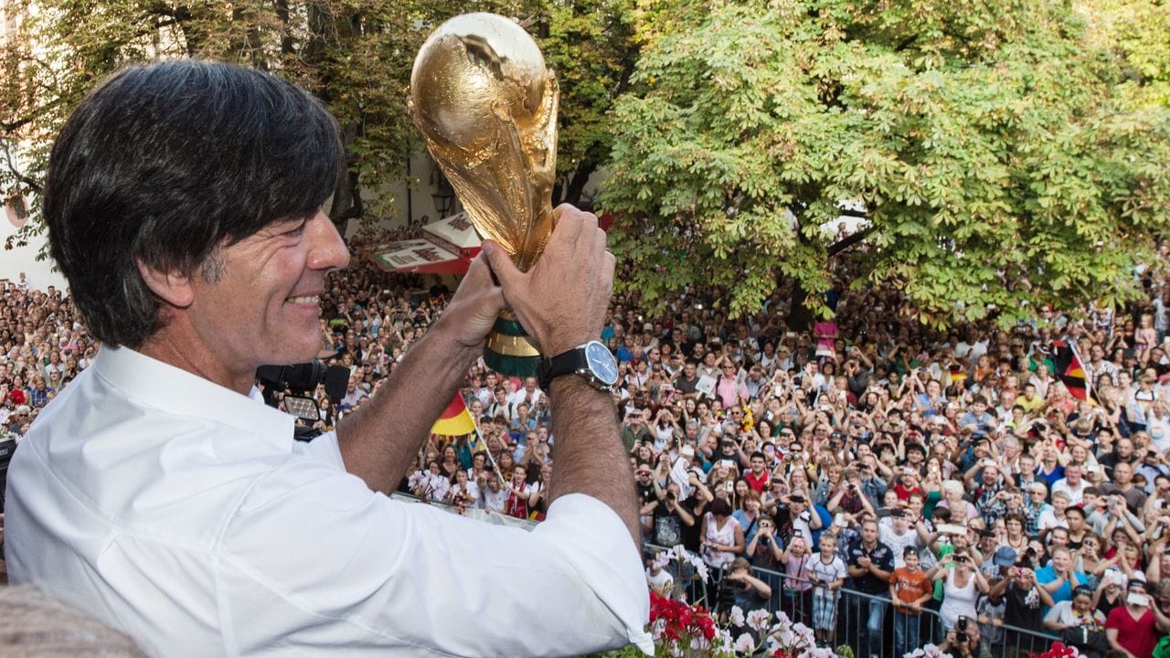 Joachim Löw feiert den Gewinn der Weltmeisterschaft auf dem Balkon des Freiburger Rathauses. Joachim Löw feiert den Gewinn der Weltmeisterschaft auf dem Balkon des Freiburger Rathauses.