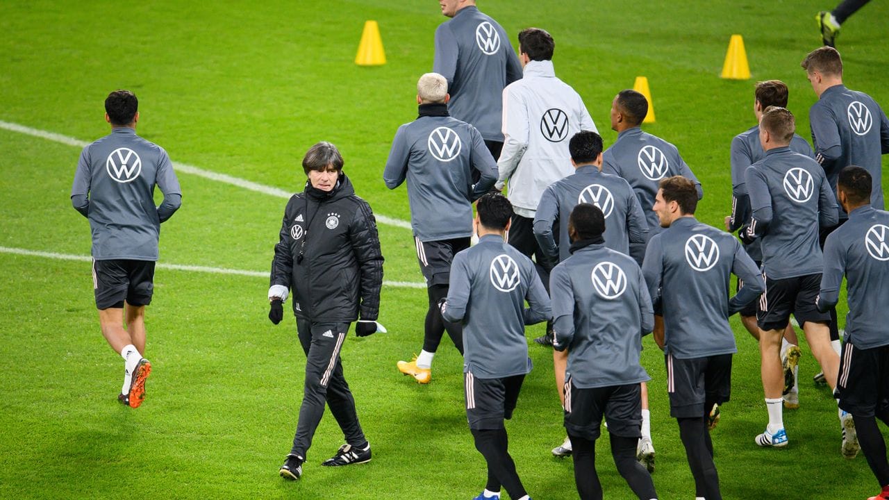 "Dankbar bin und bleibe ich gegenüber dem DFB, der mir und der Mannschaft immer ein optimales Arbeitsumfeld bereitet hat", sagt Joachim Löw. "Dankbar bin und bleibe ich gegenüber dem DFB, der mir und der Mannschaft immer ein optimales Arbeitsumfeld bereitet hat", sagt Joachim Löw.
