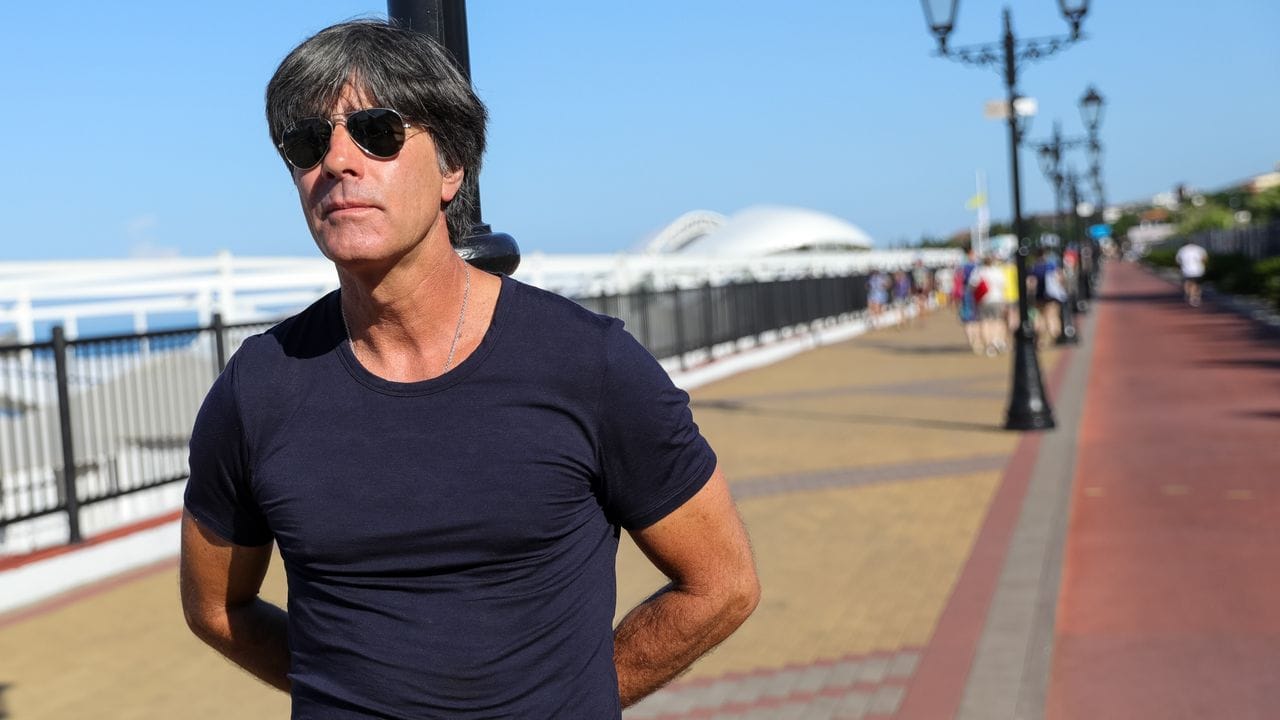 Bei der WM 2018 versuchte Löw, den Stress durch Entspannung an der Strandpromenade von Sotschi loszuwerden. Bei der WM 2018 versuchte Löw, den Stress durch Entspannung an der Strandpromenade von Sotschi loszuwerden.