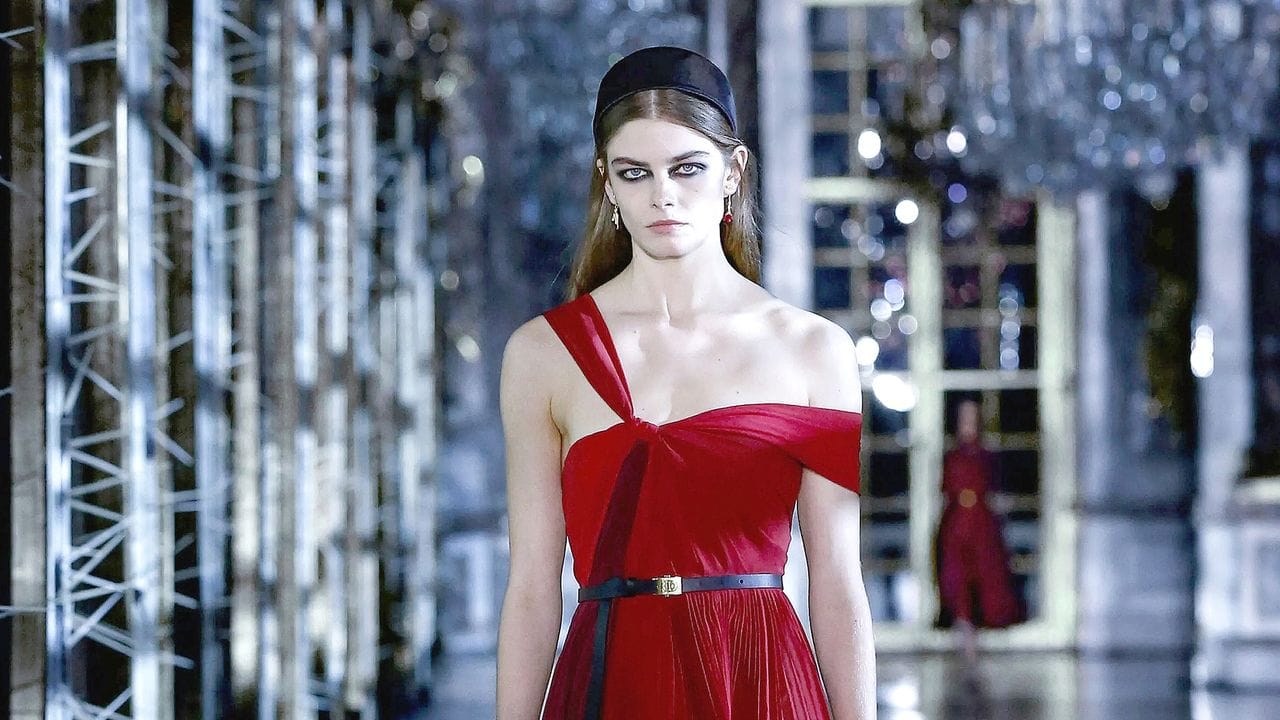 Entwurf aus der Herbst/Winter Kollektion von Christian Dior bei der digitalen Show in Paris. Entwurf aus der Herbst/Winter Kollektion von Christian Dior bei der digitalen Show in Paris.