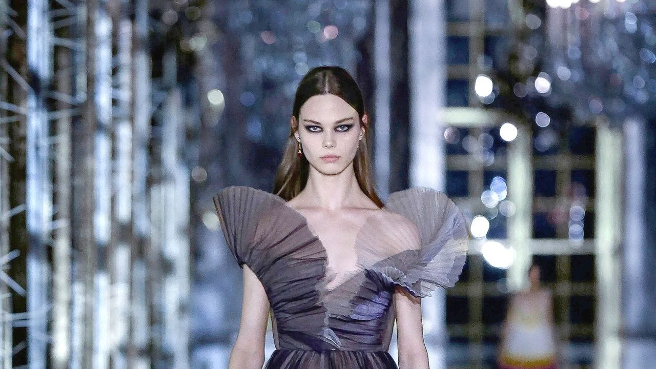 Mit Dior elegant in den nächsten Winter: Model bei der digitalen Show der Pariser Modewoche. Mit Dior elegant in den nächsten Winter: Model bei der digitalen Show der Pariser Modewoche.