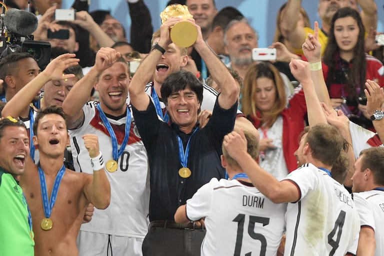 13. Juli 2014: Die Krönung Löws. Er führt das DFB-Team in Rio durch den 1:0-Finalsieg gegen Argentinien zum ersehnten Weltmeistertitel.