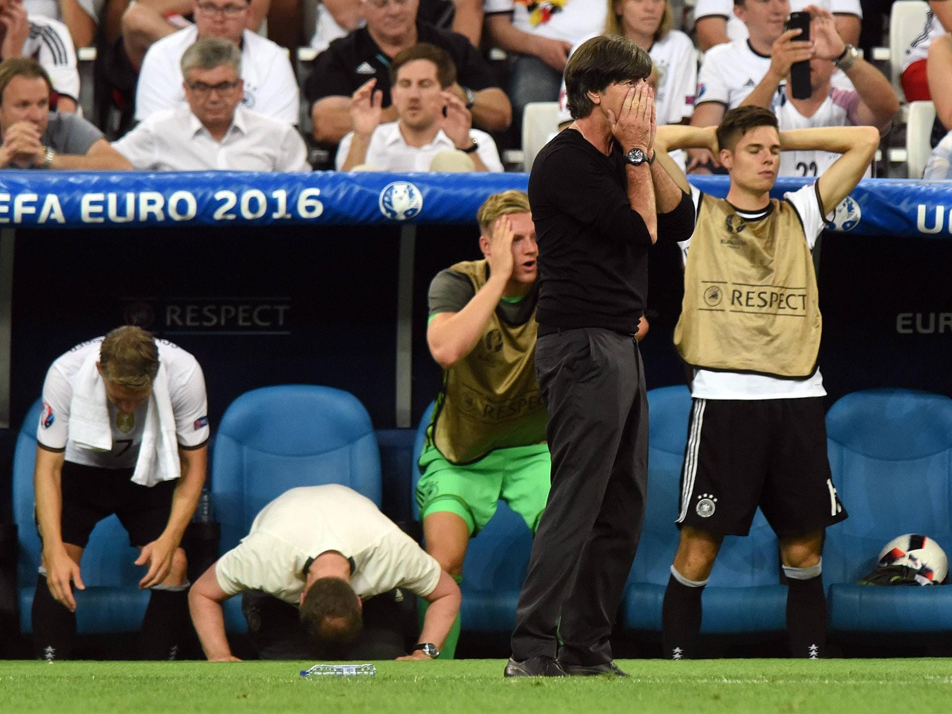 07.07.2016: Deutschland steht im Halbfinale der EM gegen Gastgeber Frankreich und scheidet nach zwei Griezmann-Toren aus. Löw und die Ersatzspieler sind nach einer vergebenen Torchance fassungslos.