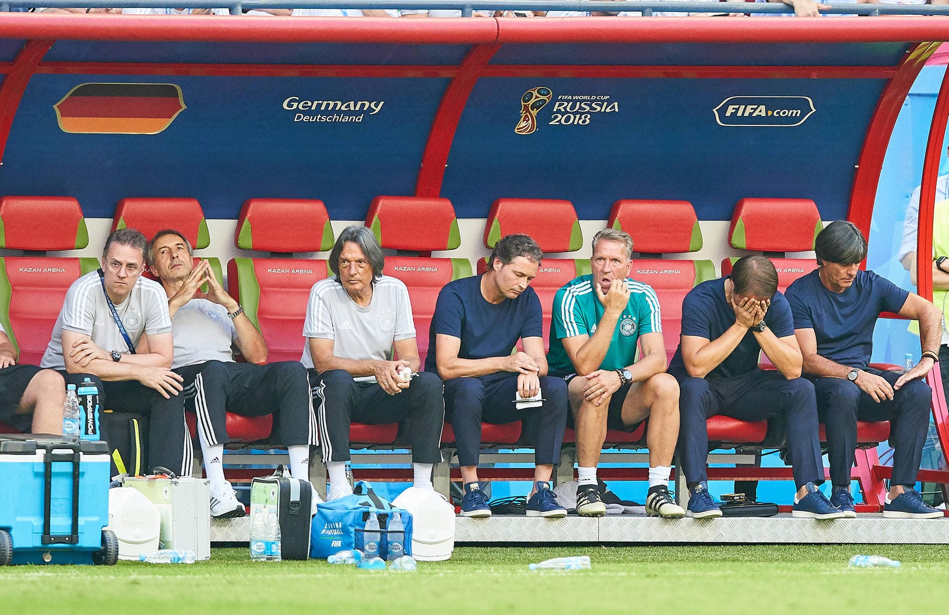 27. Juni 2018: Betretene Gesichter nach der 0:2-Blamage im letzten Gruppenspiel gegen Südkorea, das das erstmalige Ausscheiden in einer WM-Vorrunde bedeutet. Vier Jahre nach dem Höhepunkt nun der tiefe Fall in Löws (r.) Nationalmannschaftsära.