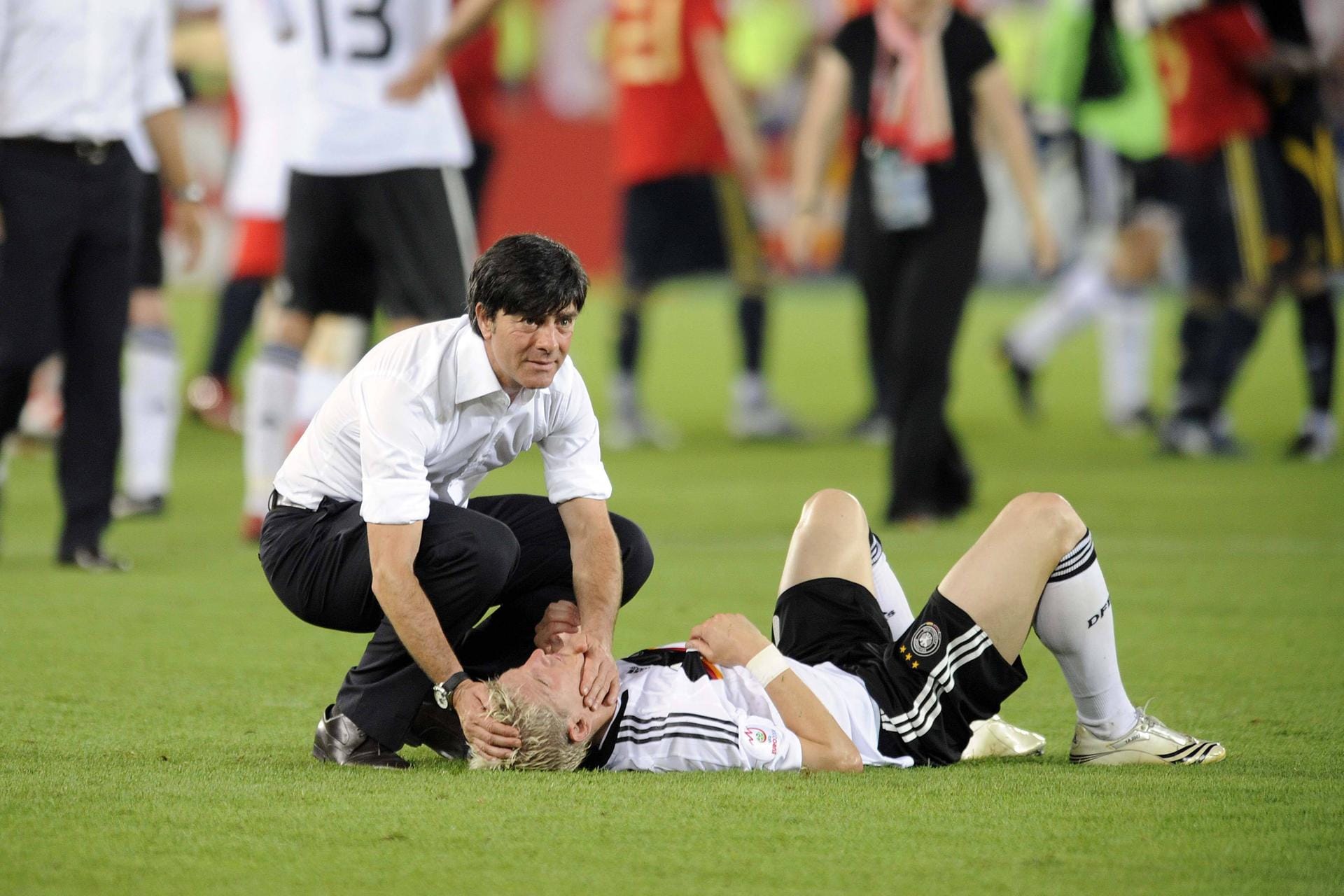 29. Juni 2008, EM-Finale in Wien: Löw tröstet Bastian Schweinsteiger. In einem echten Krimi hat die DFB-Elf gerade das Endspiel gegen Spanien mit 0:1 verloren.