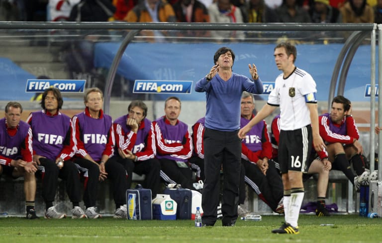 07.07.2010, WM-Halbfinale in Durban: Erneut ist Spanien Endstation: Deutschland verliert erneut 0:1 und verpasst erneut das ganz große Ziel. Bundestrainer Löw steht hilflos an der Seite.