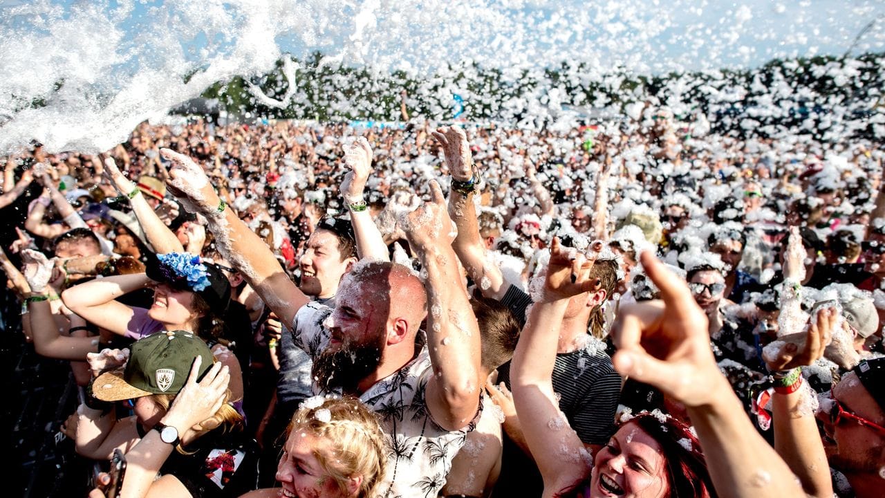 Baden in der Menge beim "Hurricane Festival" 2019.