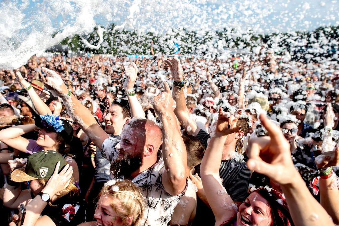 Baden in der Menge beim "Hurricane Festival" 2019.